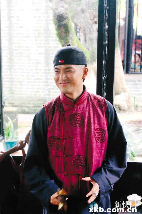 问:听说你要和粉丝结婚?钟汉良:谢谢你关心!