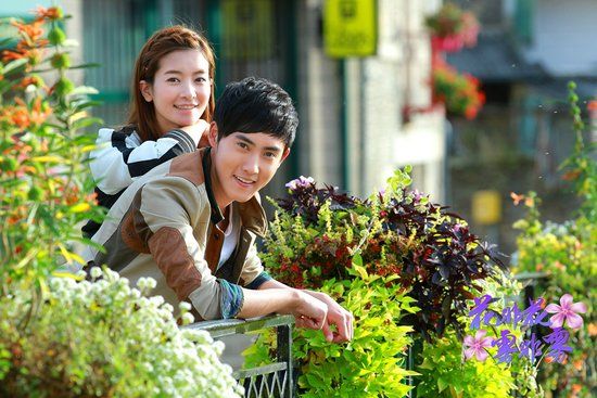 《花非花雾非雾》剧照 内地当红男演员张睿近日发行主演琼瑶大剧《花非花雾非雾》原声带,这张原声带看似像是张睿的个人专辑,张睿不但担任了主题曲的演唱,而且此原声带还收录张睿首次挑战作词作曲的三首作品,其中有《恨我爱你》《雨中的玫瑰》《童年小镇》。《恨我爱你》《雨中的玫瑰》作词则是张睿和琼瑶老师合作完成,作曲则由张睿独自完成,《童年小镇》则是张睿一个人包览了作词作曲以及演唱,大有转作歌手的风范。 《恨我爱你》歌曲轻柔伤感的曲调加上张扬着浪漫气息的歌词,让人听到歌声便联想到那一幅幅伤感唯美的画面。剧中,张睿坐在