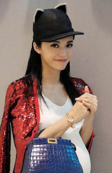 姚晨怀孕不忘捞金 挺大肚提名牌包包现身