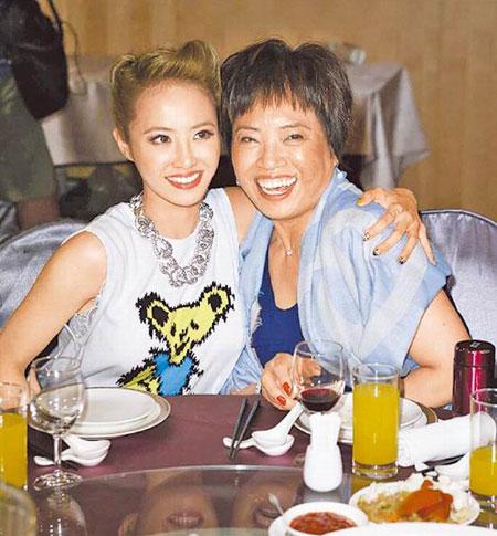 蔡依林（左）未能拿下最佳专辑奖，仍获蔡妈无价的鼓励