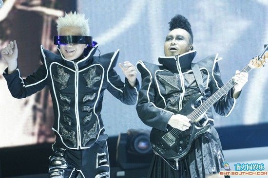 达明一派广州演唱会 2个半小时30首歌喂饱歌迷