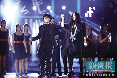 　　张惠妹与李琦合唱《后知后觉》。
