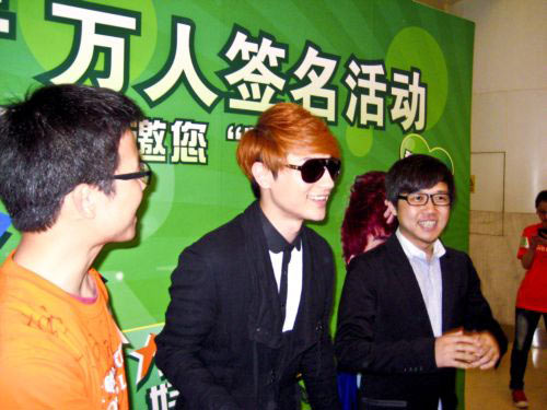 山野携钟林现身公益活动现场分享环保小窍门