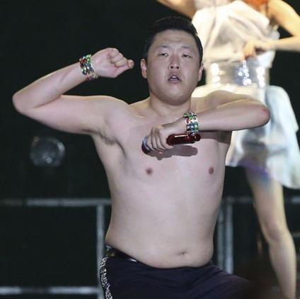 世界级"神曲"《江南style》的演唱者,韩国歌星psy(朴载相)走红后的