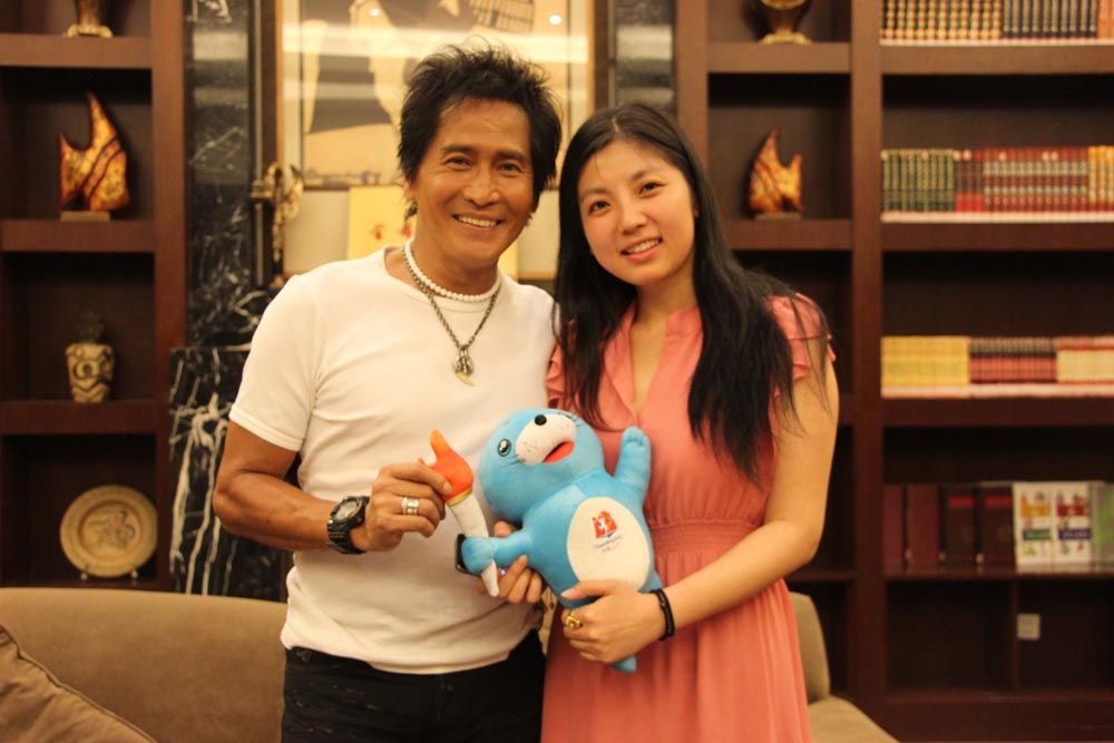 齐秦与全运会吉祥物拍写真 遇女粉丝亲切合影