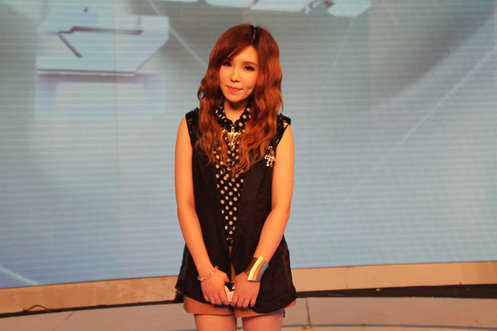 许艺娜平衡球上唱歌 挑战高难度歌声游戏