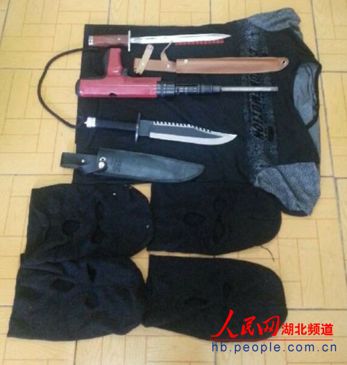 湖北3名蒙面歹徒持射钉枪冲进游戏机室劫14部手机