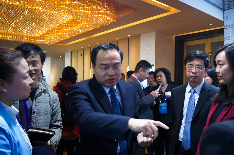 高清武汉市长唐良智看望凤凰网湖北频道工作人员