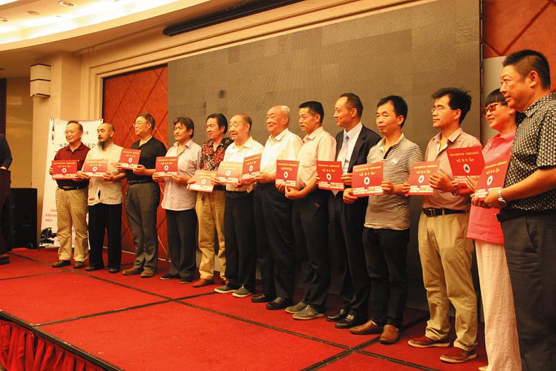 8月22日陕西省委老领导安启元(左7),牟玲生(左6)参加首批资助30名贫困