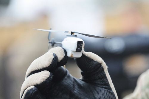 英国展示黑色大黄蜂微型无人机 旋翼10厘米