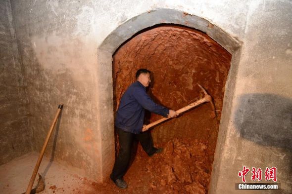 湖南"土豪"豪宅下自挖酒窖 藏酒千余坛(图)