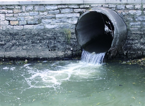 排水口正在向东工商河内排放污水受污水影响,东工商河下游河水变成乳