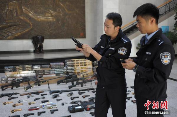 警察检查枪支