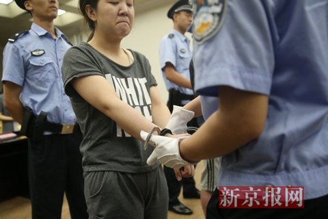 新京报记者尹亚飞摄贾某(女)和王某在法庭上接受宣判,宣读案情细节时