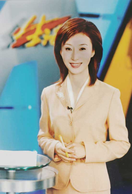 揭示央视女主播雅雯转型内幕