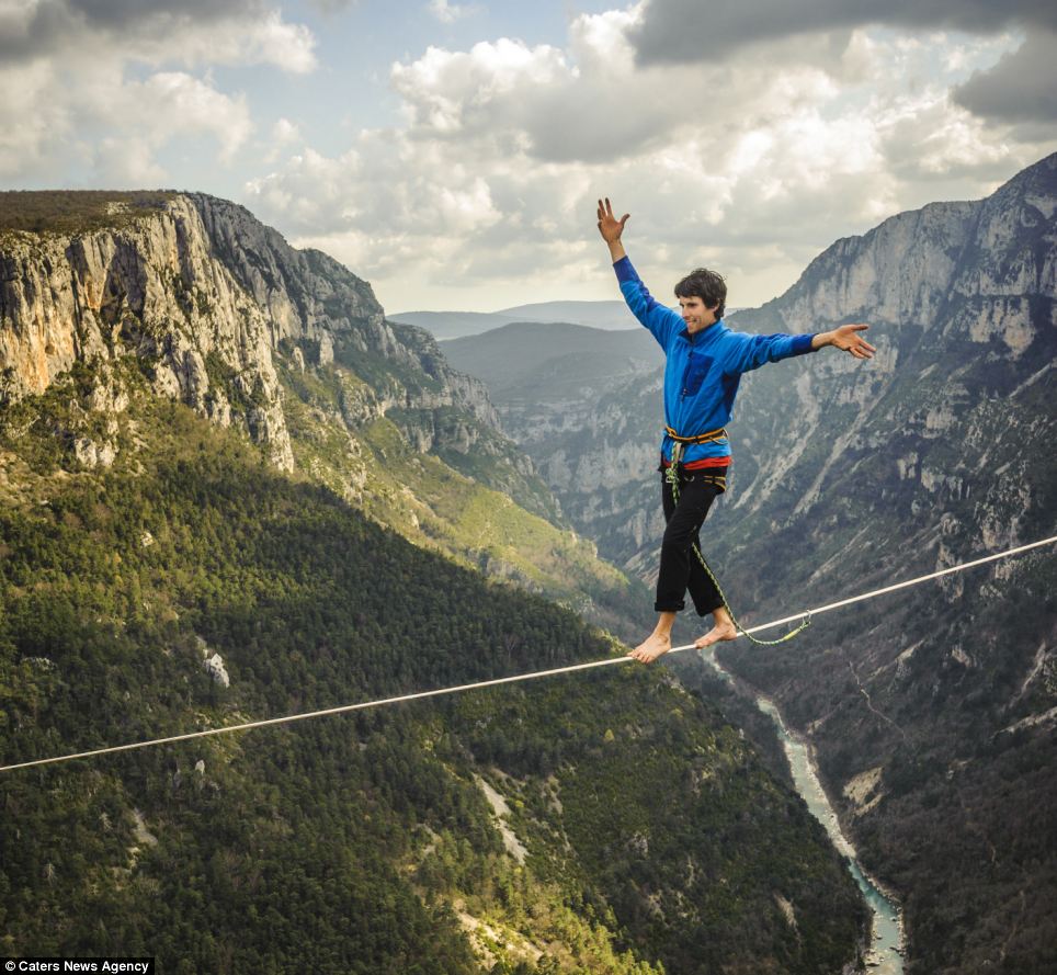 法男子高空走钢丝接电话胆量惊人