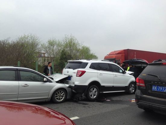 上午,记者在合宁高速经过时,发现了两起连环追尾事故,并造成了交通