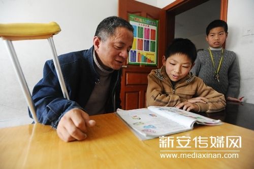 许书明给一位小学生讲解英语语法(图片来源:新安传媒)