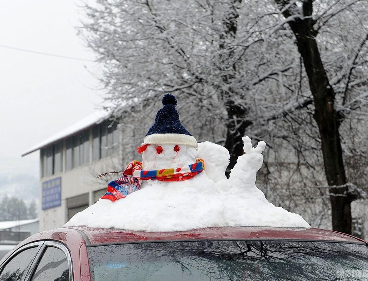 村民景区卖雪人半天赚千元 盘点今冬奇葩雪人造型