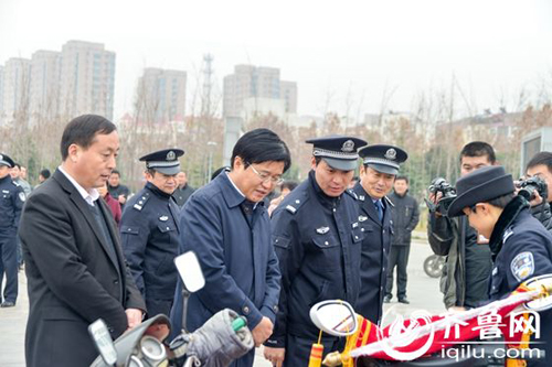 12月3日,泗水县严打整治公开退赃大会在济宁泗水县文化广场举行