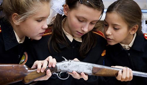 探秘纸醉金迷的俄罗斯女子军校