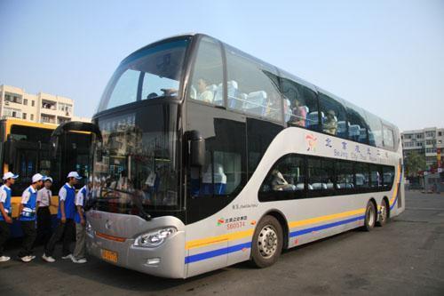 资料图:乘客乘坐北京观光巴士