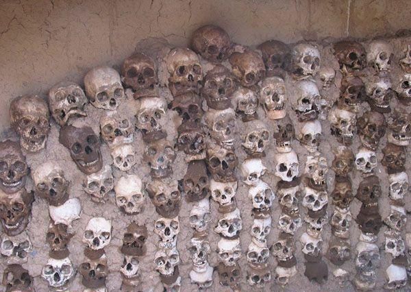 走进西藏活人禁地:人头砌满经文墙 秃鹫遍布尸块山