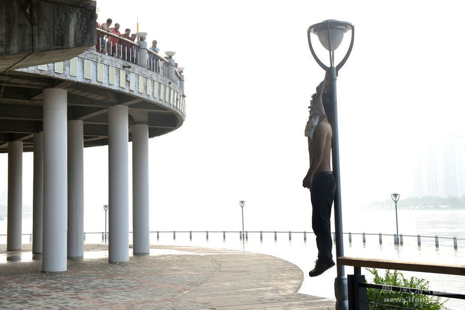 【转载】吉林:一男子用衣物吊在路灯上死亡