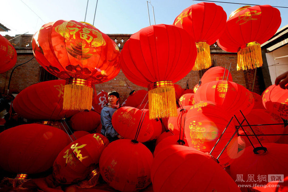 1月20日,河南许北张村,一个盛产灯笼的村落,一名村民正在打理为春节