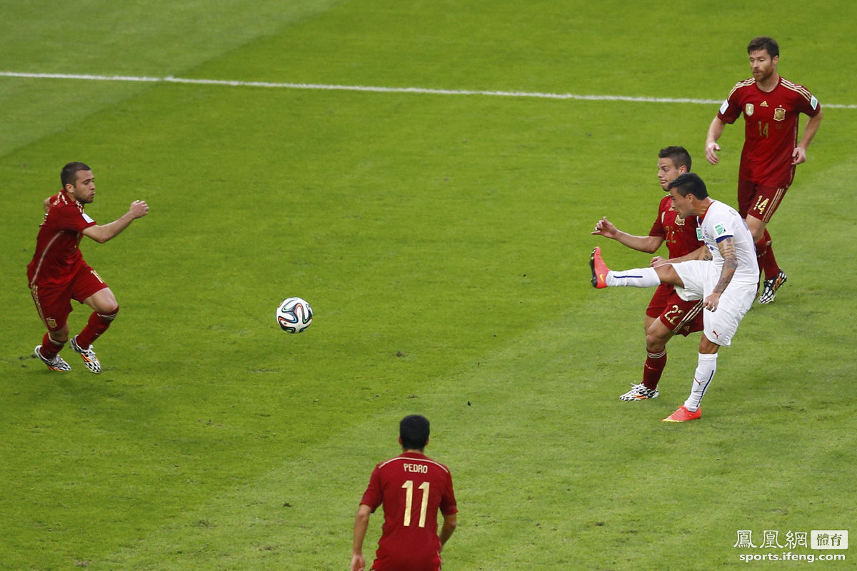 阿兰基斯射门瞬间.