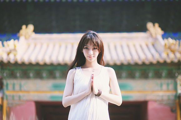 爱新觉罗后裔为时尚杂志拍摄皇室主题大片