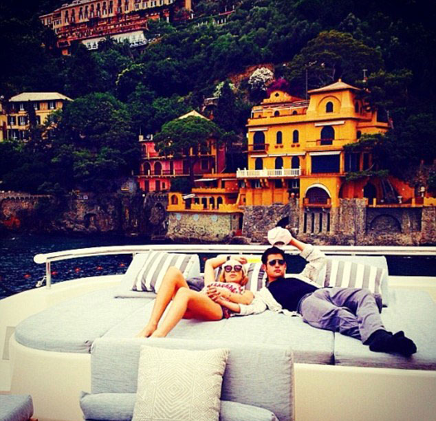 网曝欧美富二代香槟游艇奢华度炎夏