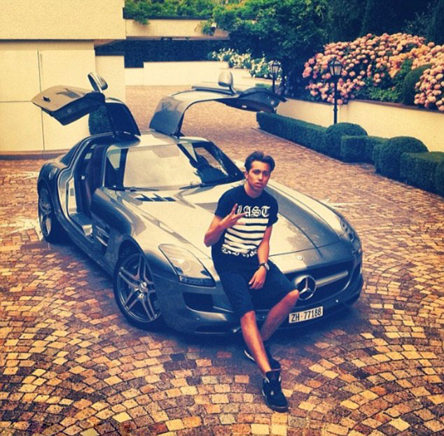 网曝欧美富二代香槟游艇奢华度炎夏