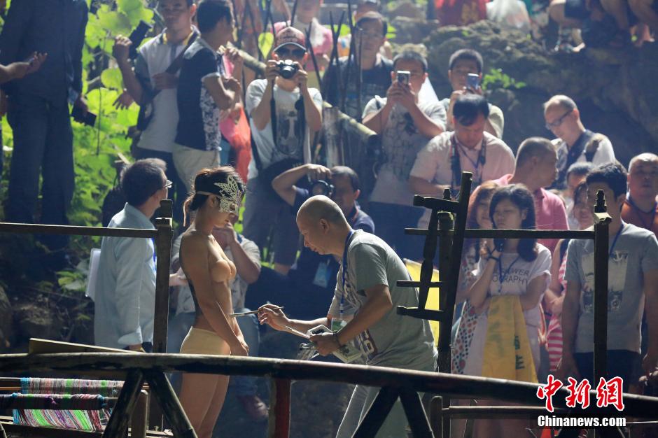 广西一景区上演人体彩绘引围观