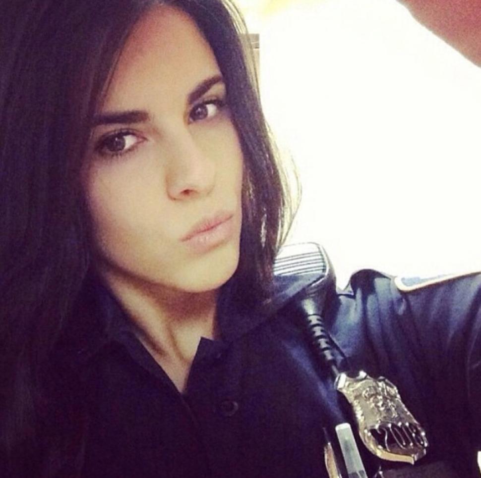 美国女警察因网晒性感制服照遭纪律处分