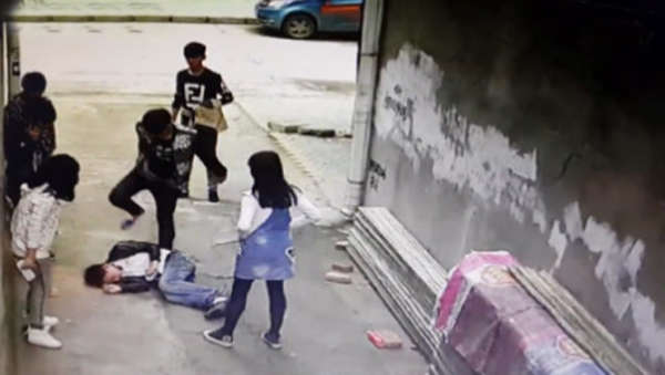 湖北红安00后斗殴4男2女争风吃醋互相暴打