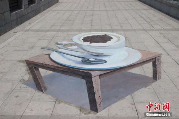 西安街头现3d立体画逼真悬崖瀑布引围观