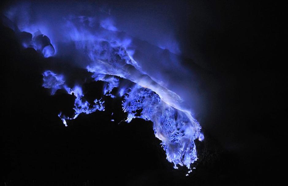 印尼火山喷发蓝色火焰壮美奇景媲美科幻大片