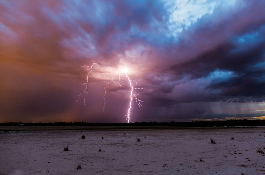 澳摄影师20余年拍闪电撕裂夜空照