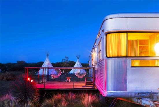 废车变珍宝 盘点全球最酷炫的八大房车旅馆