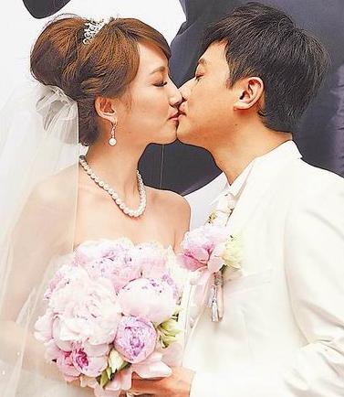 台嫩模收350万钻饰嫁富二代 各界名流捧场