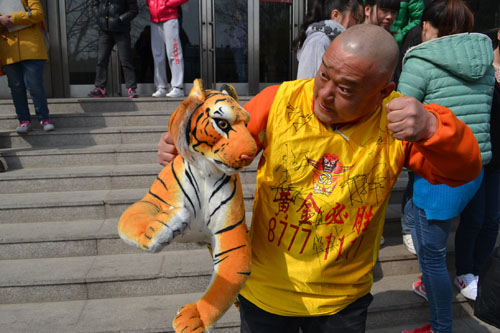 王大全表演"打虎"