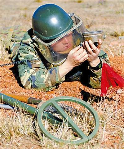 第一代人工扫雷装备——探雷器. 李强摄