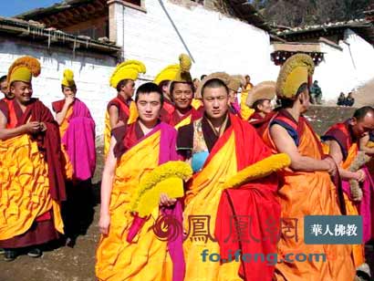 郎木寺:天际香巴拉瞻礼活佛肉身舍利