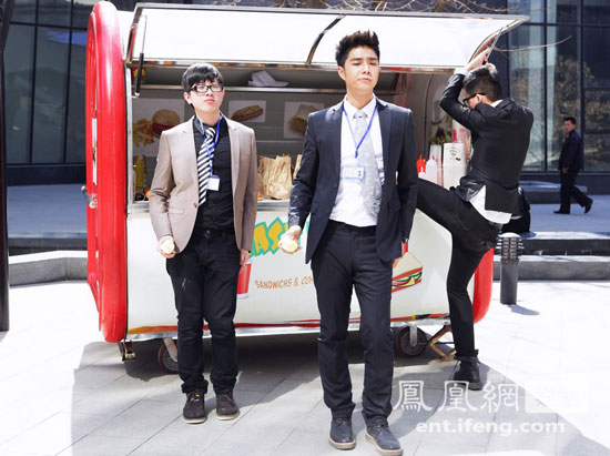 袁成杰mv片场大跳苹果舞 单身"嘲男"不忘搞笑本事