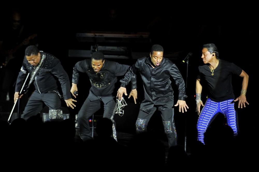 成员包括杰基(jackie jackson),蒂托(tito jackson) ,杰梅因(jermaine