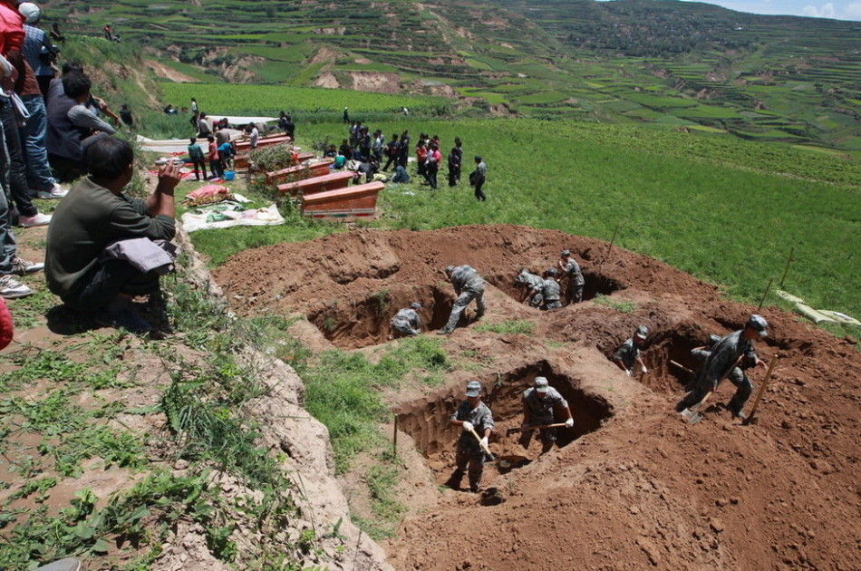 【转载】甘肃岷县地震遇难者集体下葬(1/13)