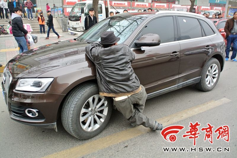 网传醉酒男马路中央拦车乞讨