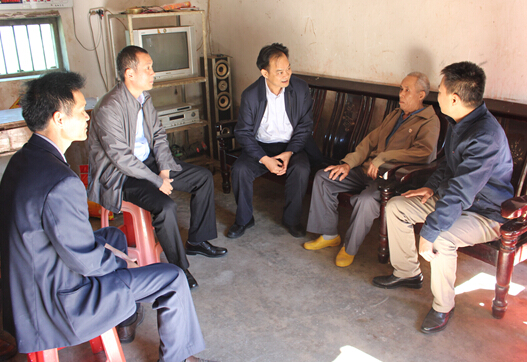 省委组织部符铁虎处长深入提蒙乡慰问困难党员