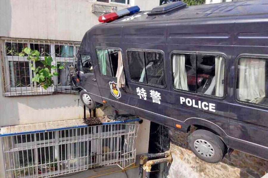 駕駛員操作不當致特警車輛困在半空